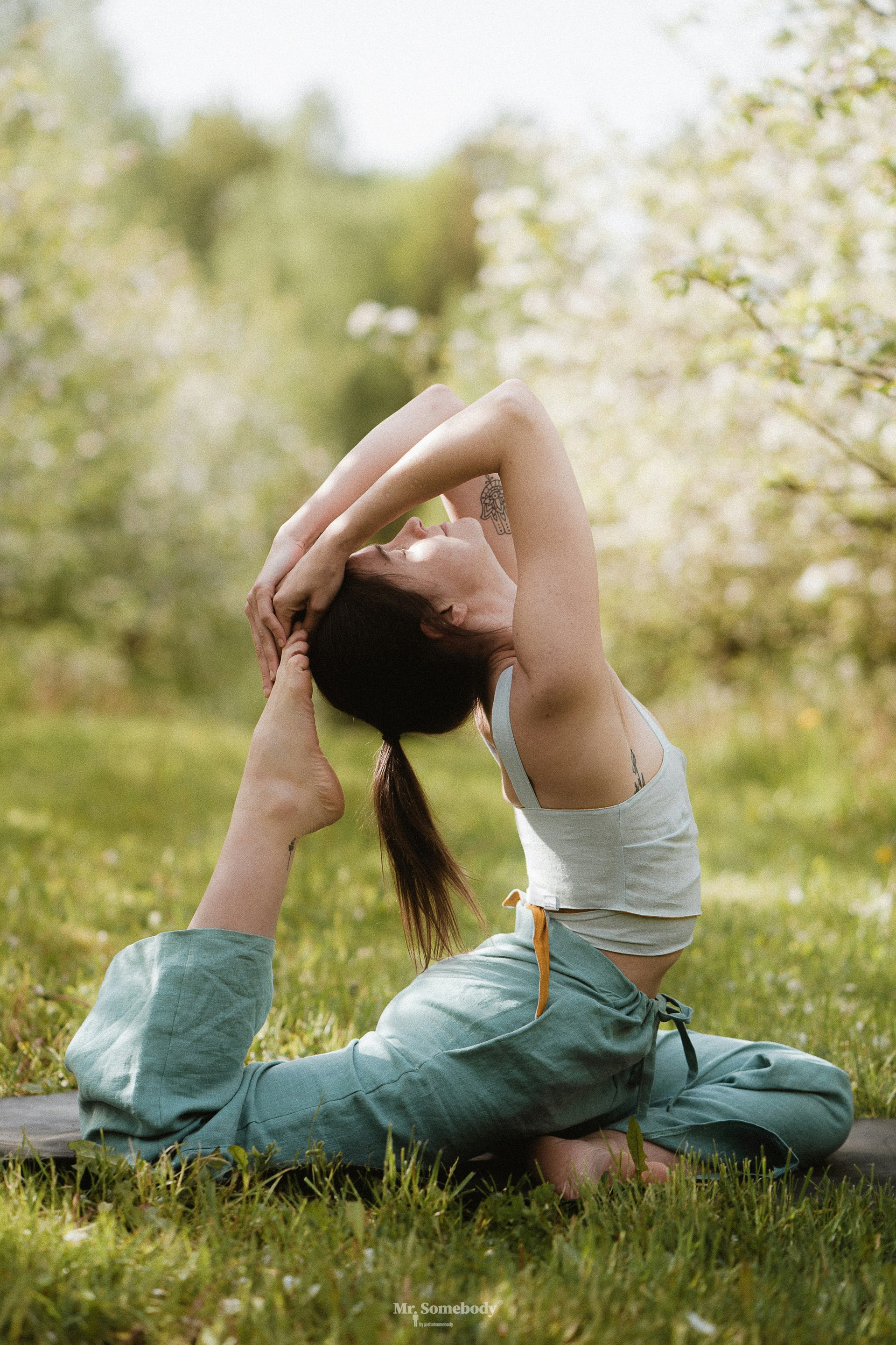 Mann macht draußen Yoga in den Bergen